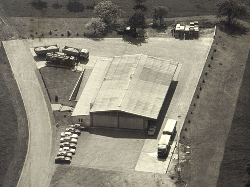 Halle mit Grube für Fahrzeugreparaturen und Lagermöglichkeiten