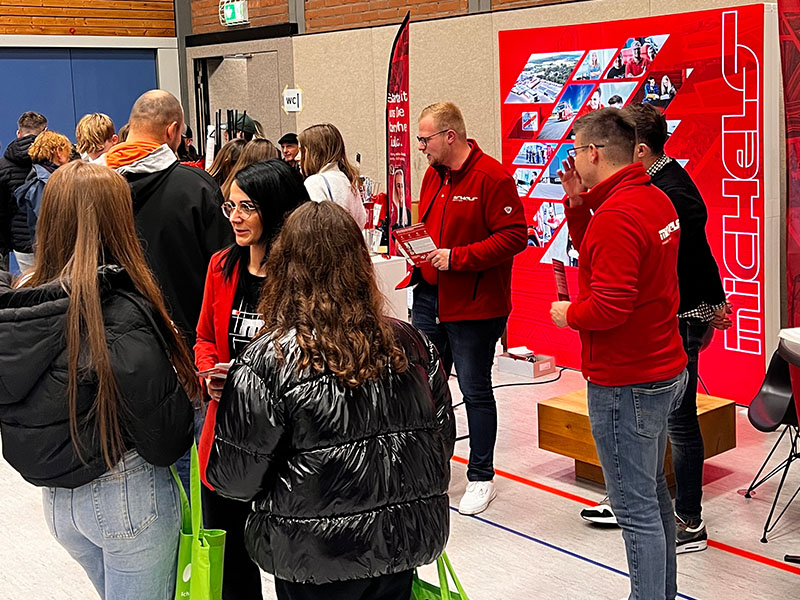 2023 BIT Montabaur Auszubildende Beratung Berufskraftfahrer Speditionskaufmann Speditionskauffrau Turnhalle