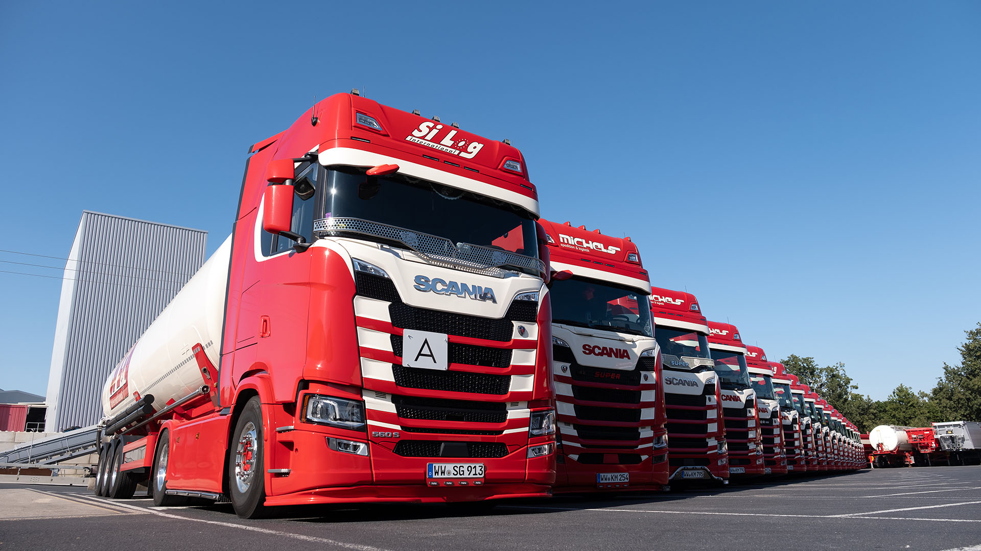 Lkw Flotte blauer Himmel Silo