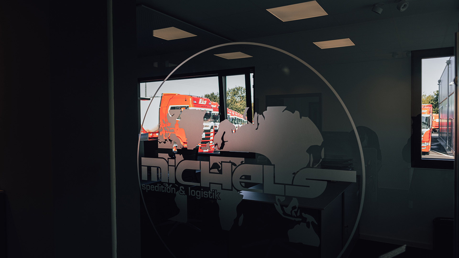2023 Bürogebäude Innen Spedition Michels Logo Glastür