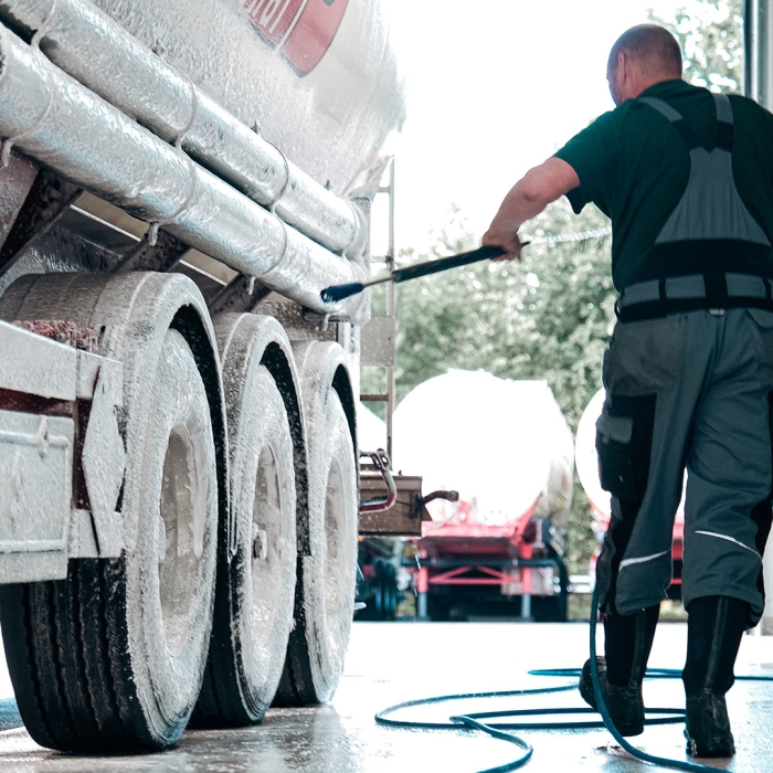 Waschstraße Lkw Mitarbeiter Hochdruckreiniger Spedition