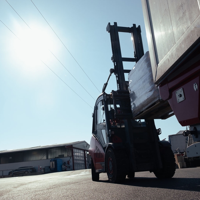 Gabelstapler Lkw Beladung blauer Himmel