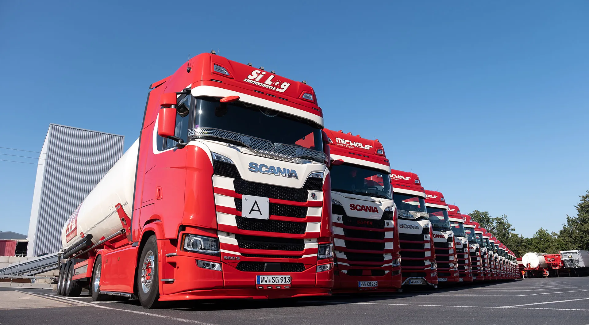 Lkw Flotte blauer Himmel Silo