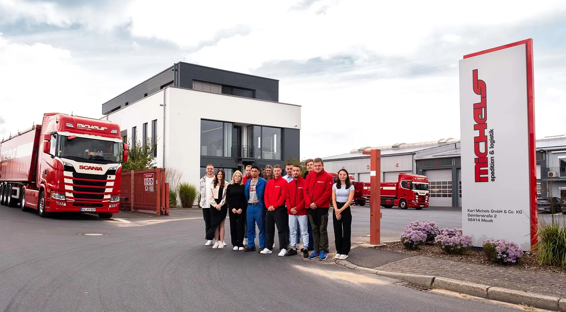 Auszubildende 2024 Spedition Karl Michels LKW Verwaltungsgebäude