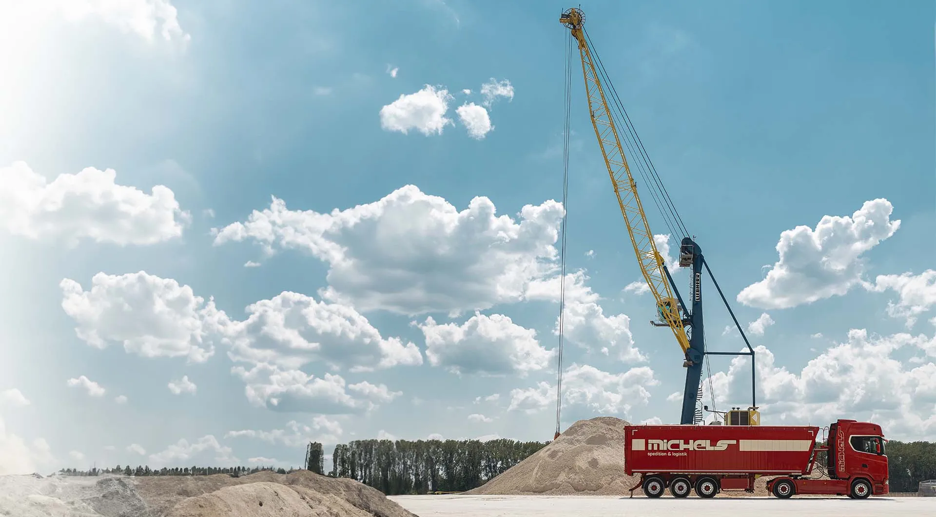 Kranbeladung Spedition LKW Baustelle