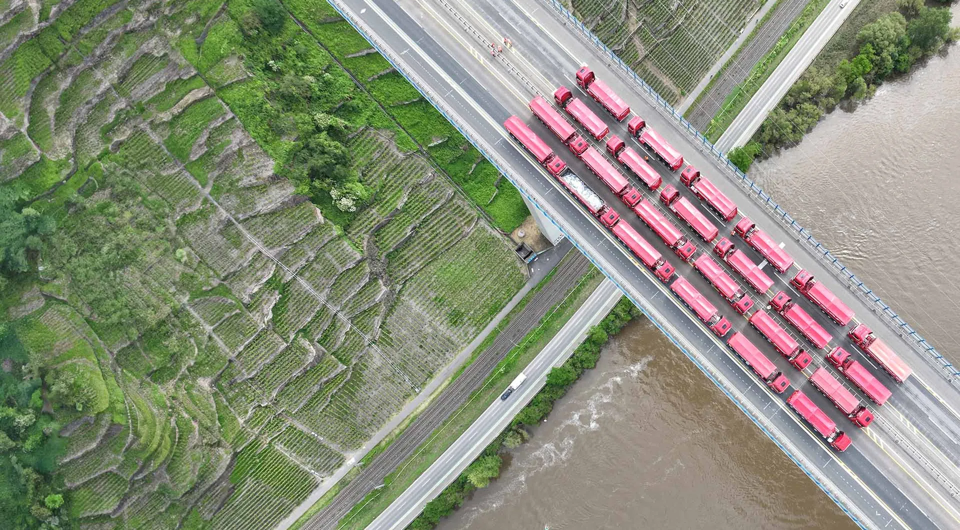 Autobahn LKWs Brücke Autobahnbrücke Moseltalbrücke