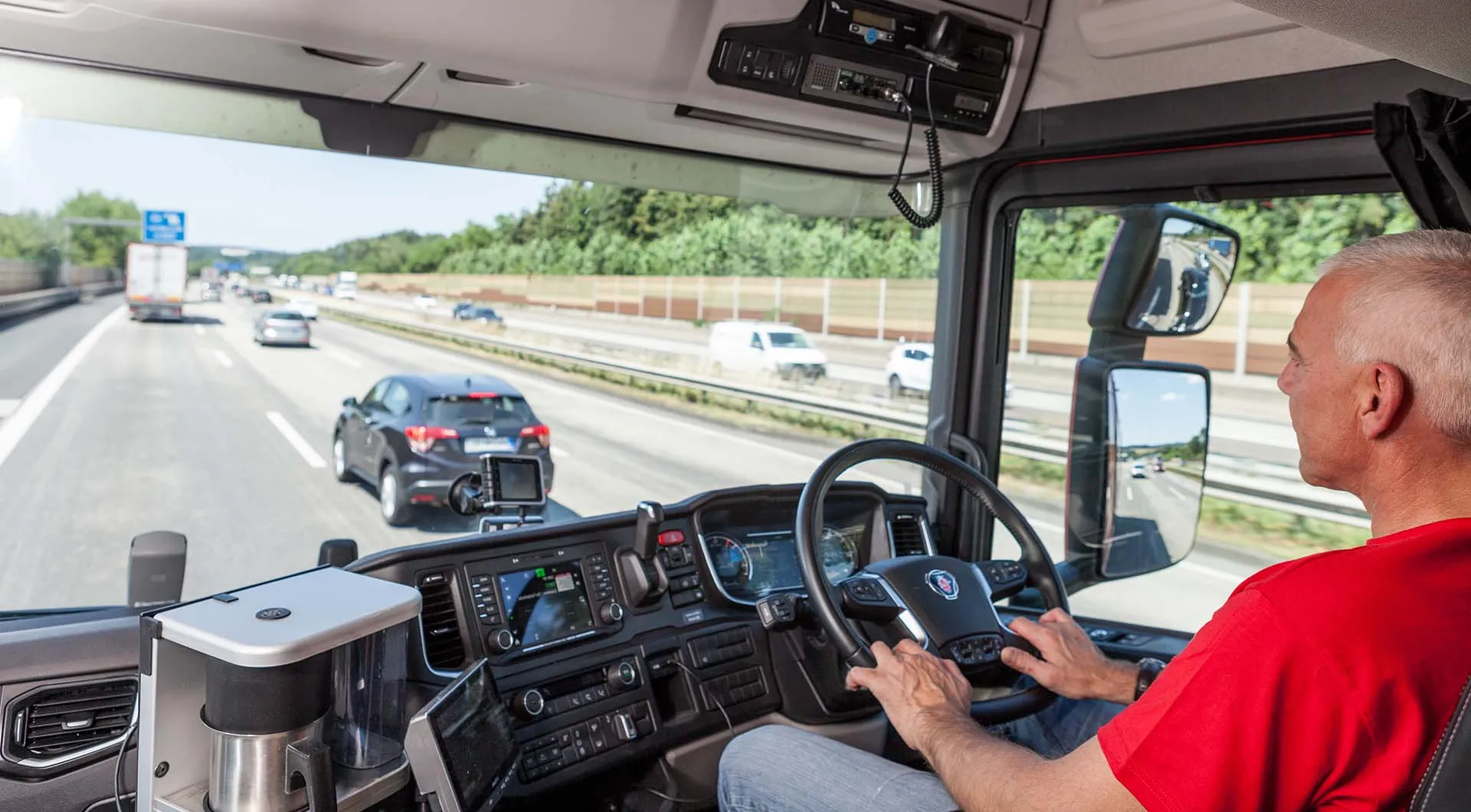 LKW Berufskraftfahrer auf Autobahn