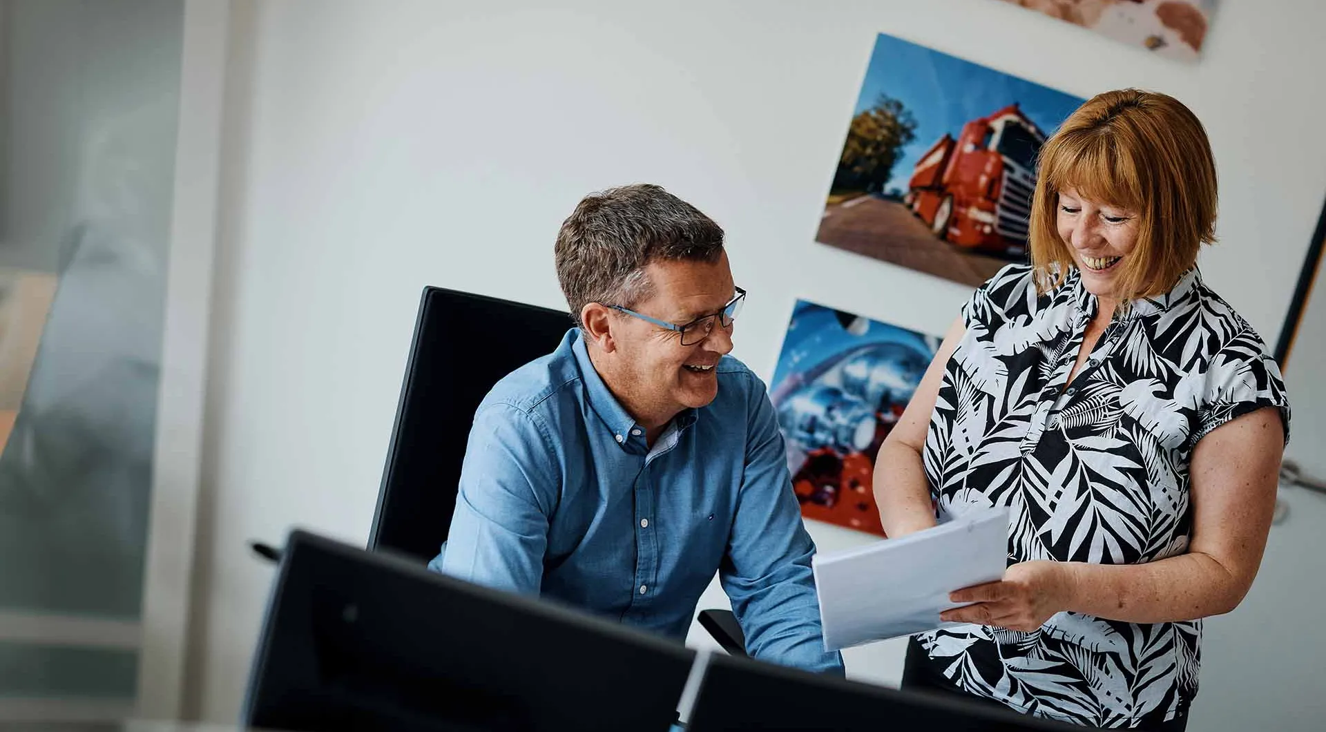 Büro Angestellte lachen Teamwork