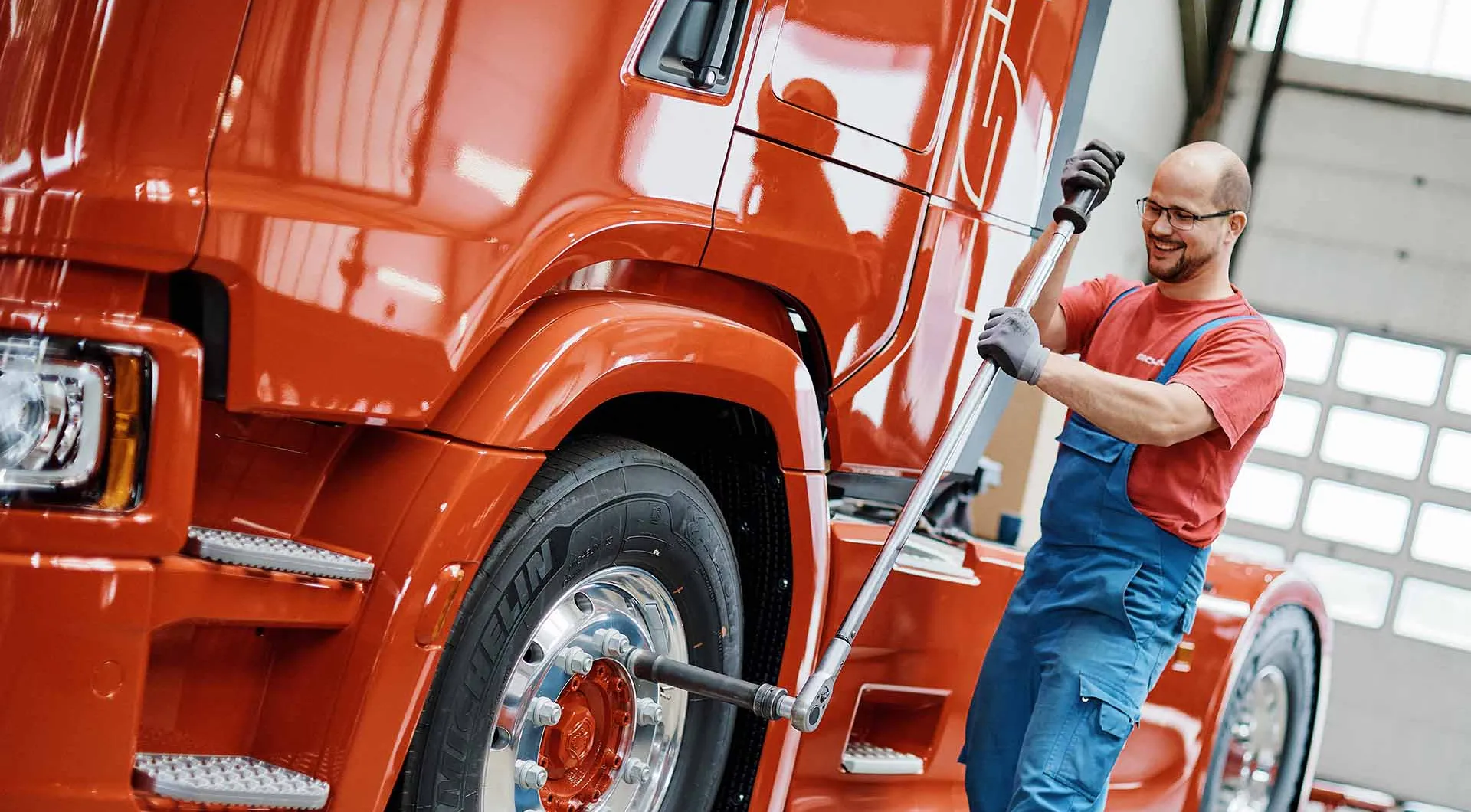 Werkstatt Mitarbeiter LKW Radmontage