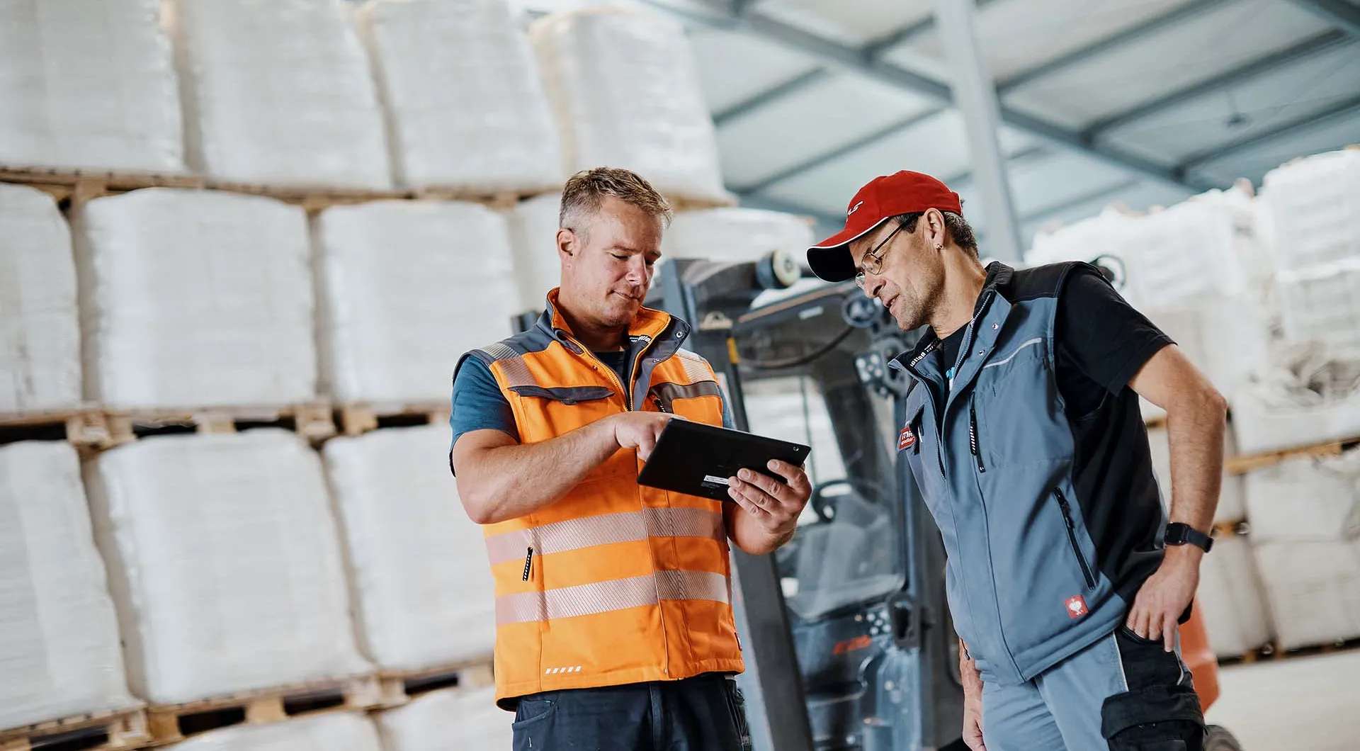 Lagermitarbeiter einer Spedition in Halle mit Gabelstapler
