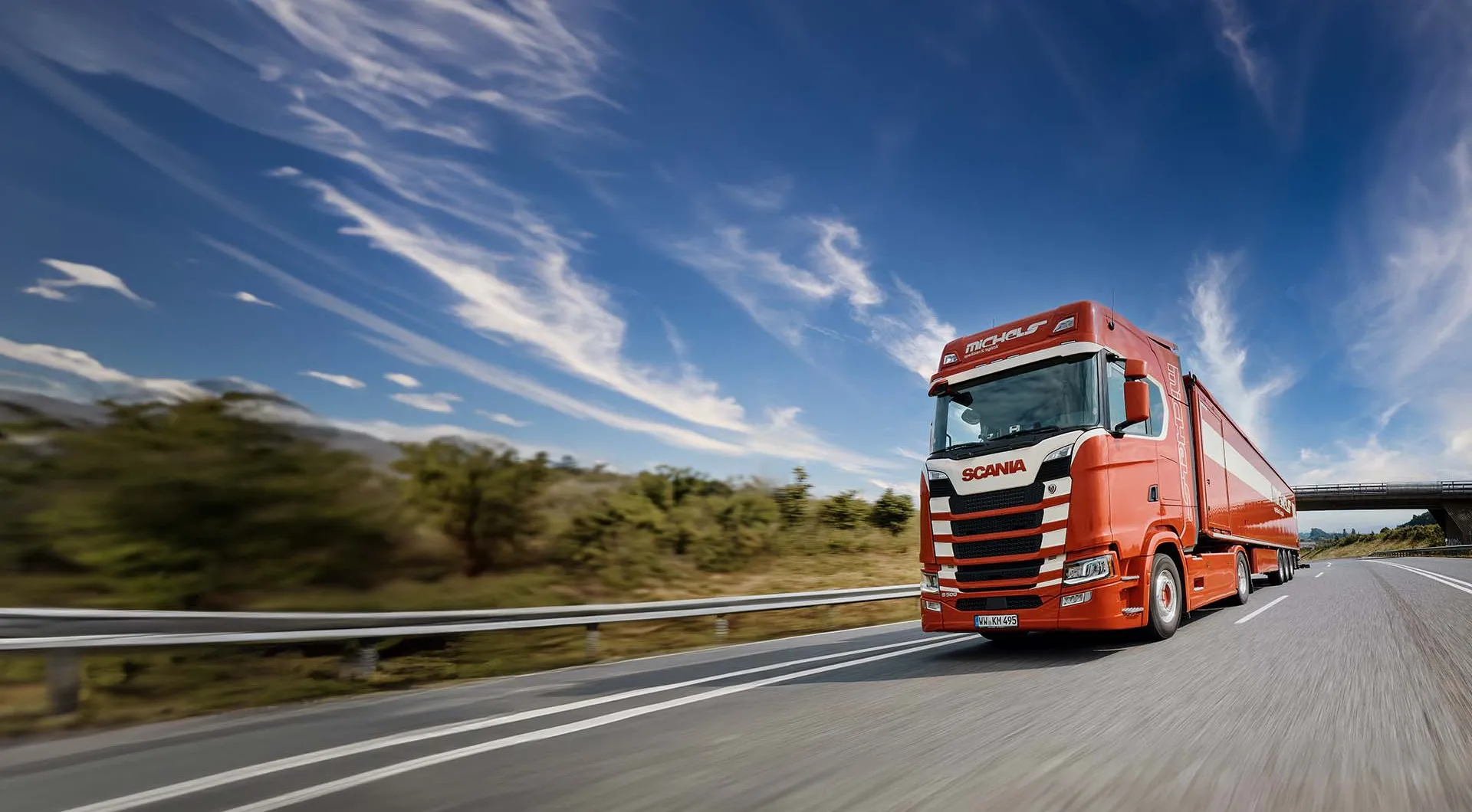 Roter LKW Landstraße Logistik