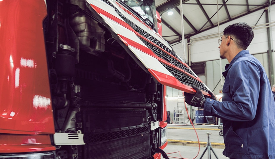 Werkstatt Spedition LKW Motorhaube