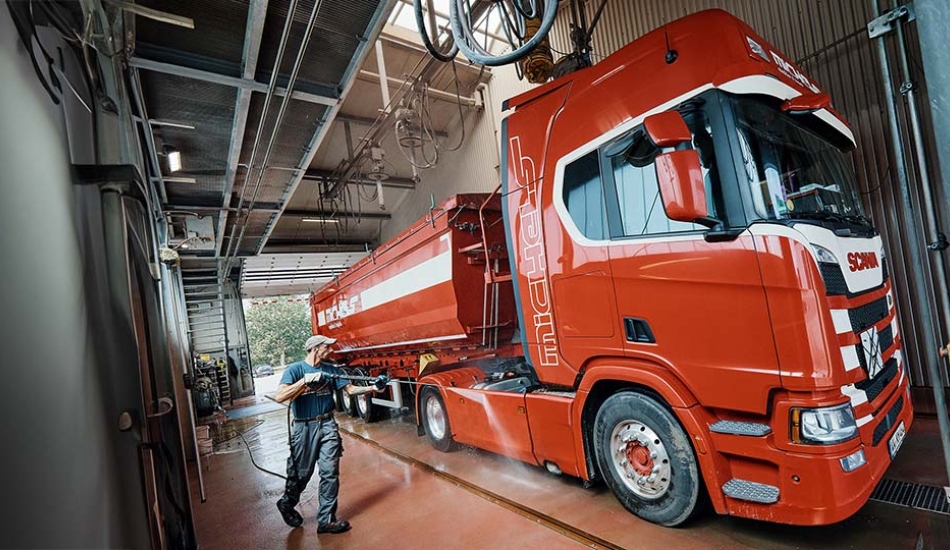 Waschstraße Lkw rot Mann